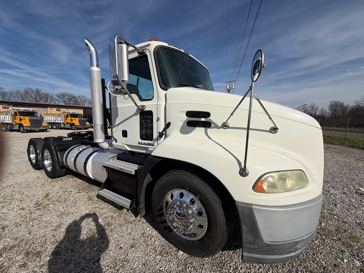 2016-mack-pinnacle-cxu613-image-24