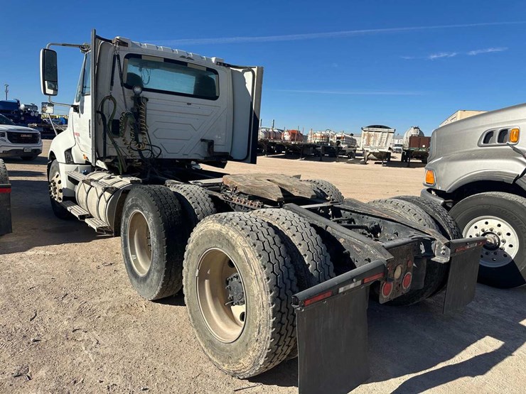 2017-international-lf687-daycab-image-5