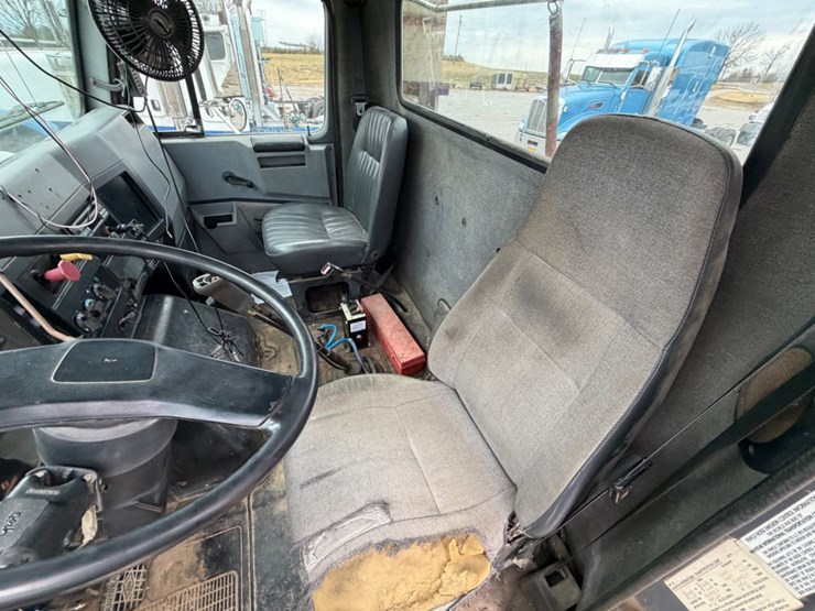 1995-international-8200-image-24