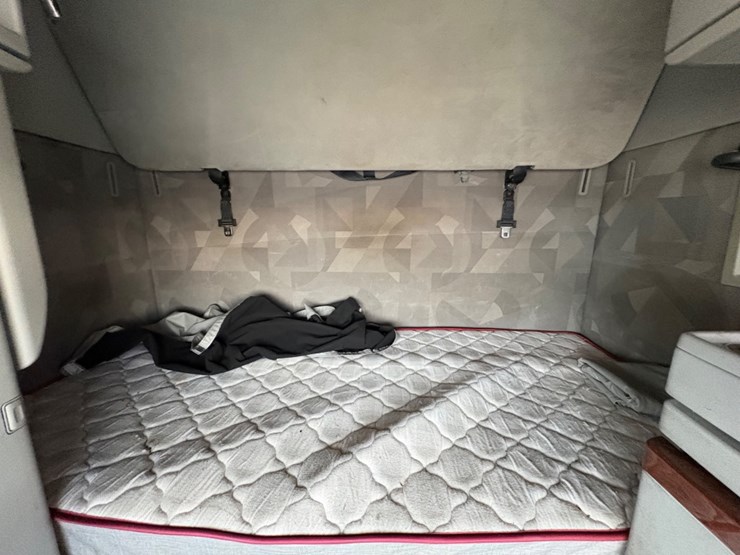 #30702-•-2011-volvo-vnl-tandem-axle-truck-tractor-image-14