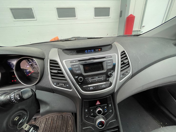 #1048-•-2015-hyundai-elantra-sedan-(has-wi-title)-image-13