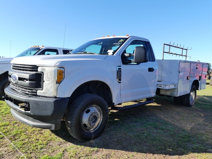 2017-ford-f350-xl-image-2