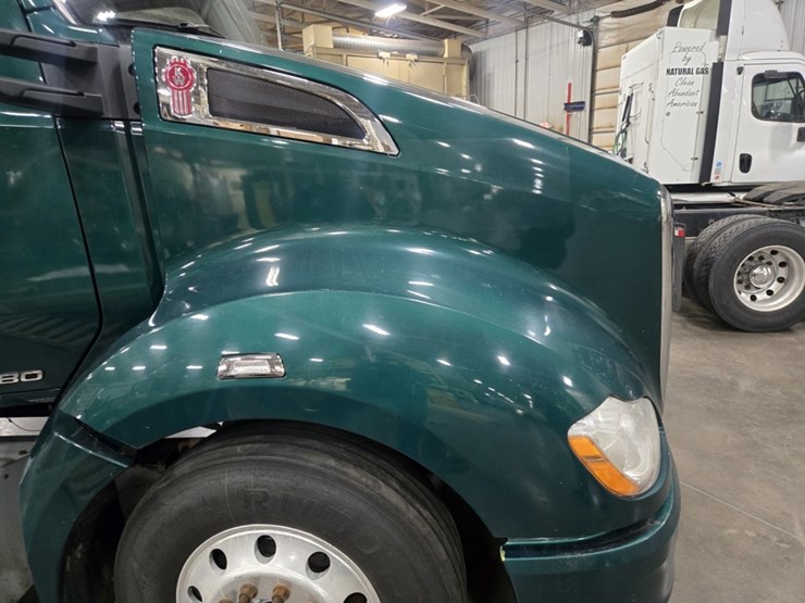 2017-kenworth-t680-image-11