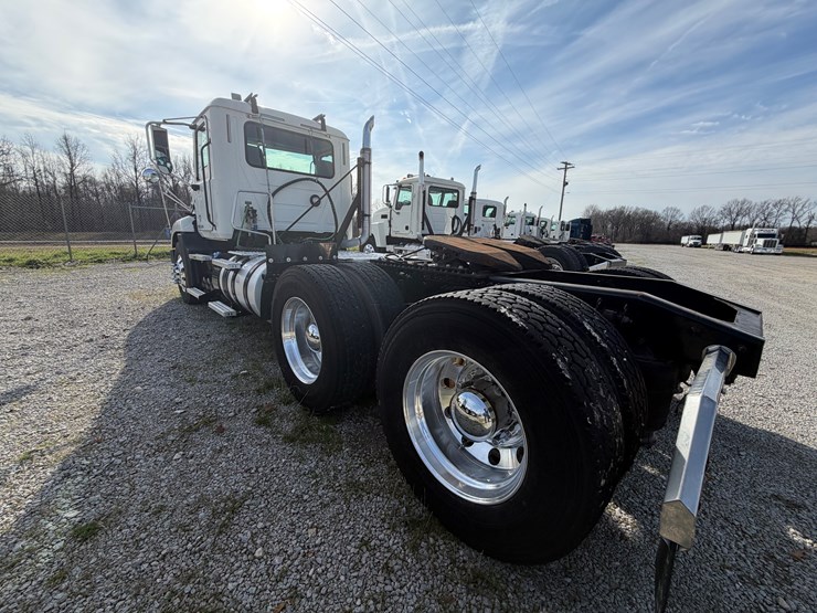 2016-mack-pinnacle-cxu613-image-11