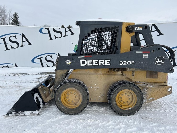 deere-320e-image-2