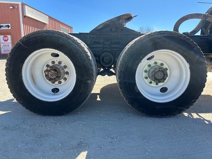 2020-mack-gr64ft-daycab-image-12