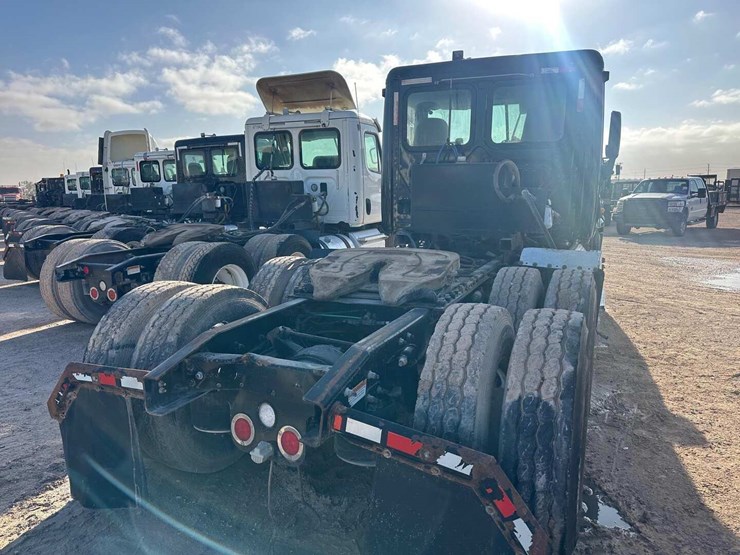 2013-freightliner-cascadia-image-4