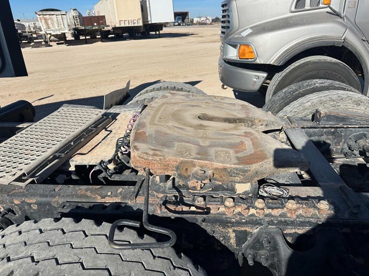 2017-international-lf687-daycab-image-8