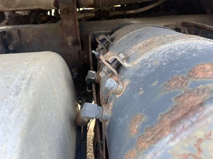 #1556-•-1999-mack-e7-460-day-cab-truck-tractor-image-17