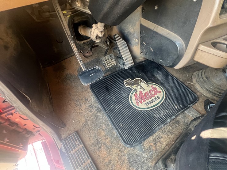 2004-mack-granite-cv713-image-30