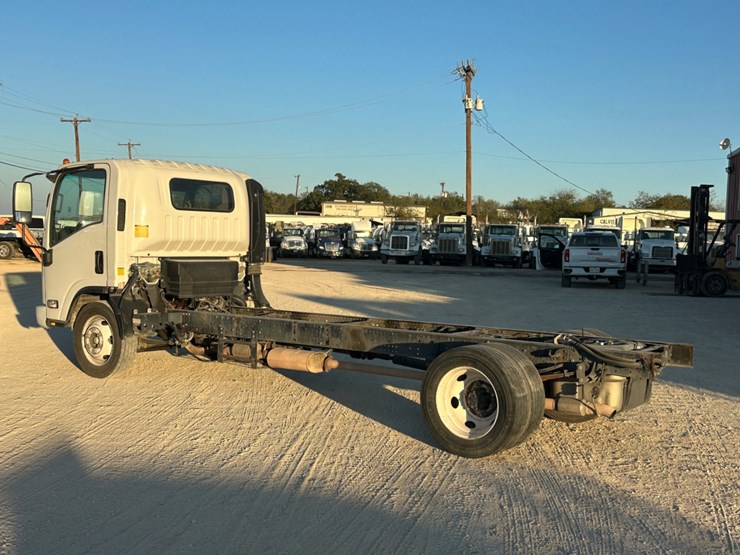 2021-isuzu-npr-image-7