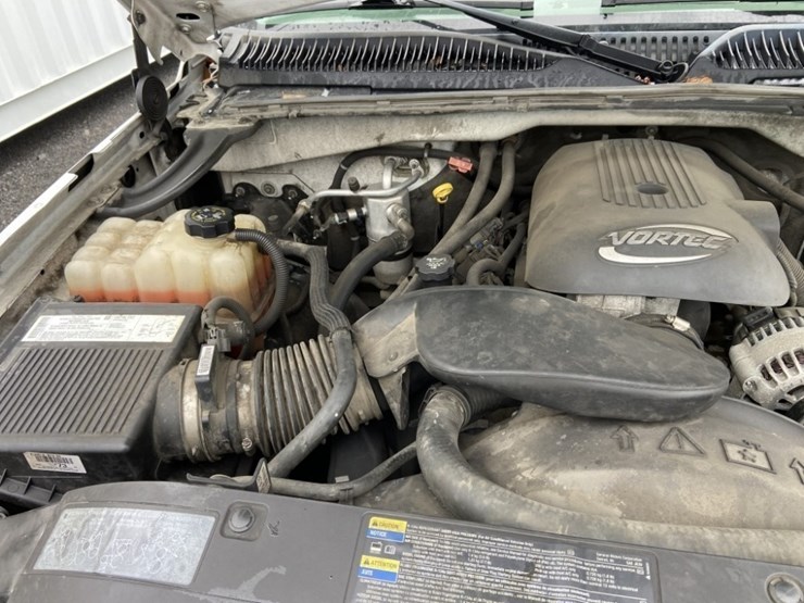 2004-chevrolet-silverado-4x4-pickup-image-35