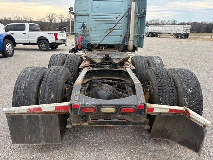 #30702-•-2011-volvo-vnl-tandem-axle-truck-tractor-image-7