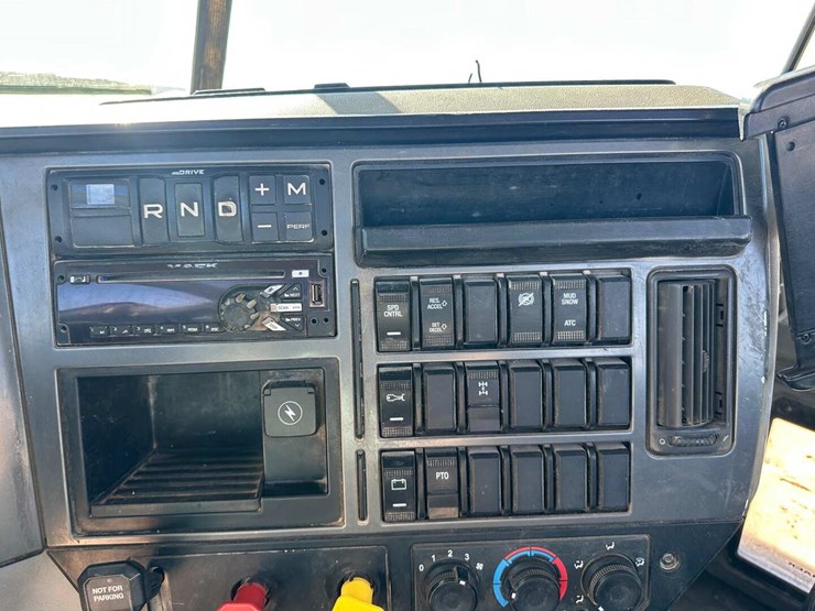 2020-mack-granite-image-8