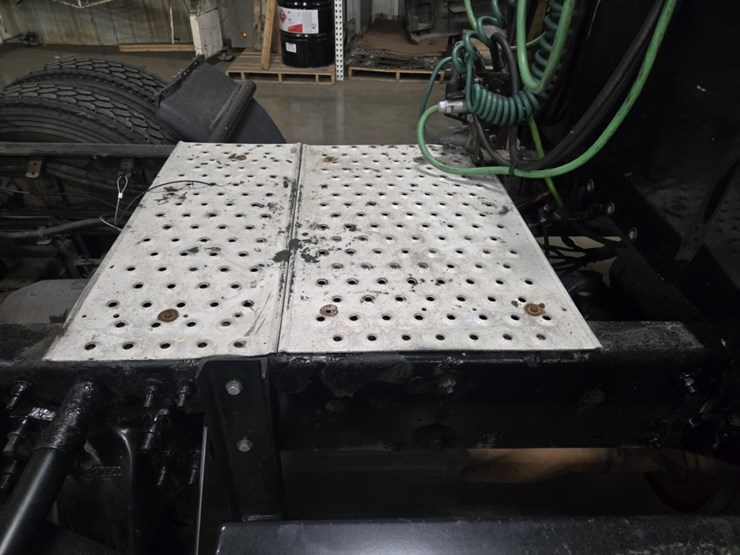 #2295-•-2016-freightliner-cascadia-day-cab-truck-tractor-image-26