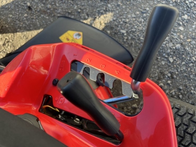 2023-craftsman-r110-ride-on-mower-image-22