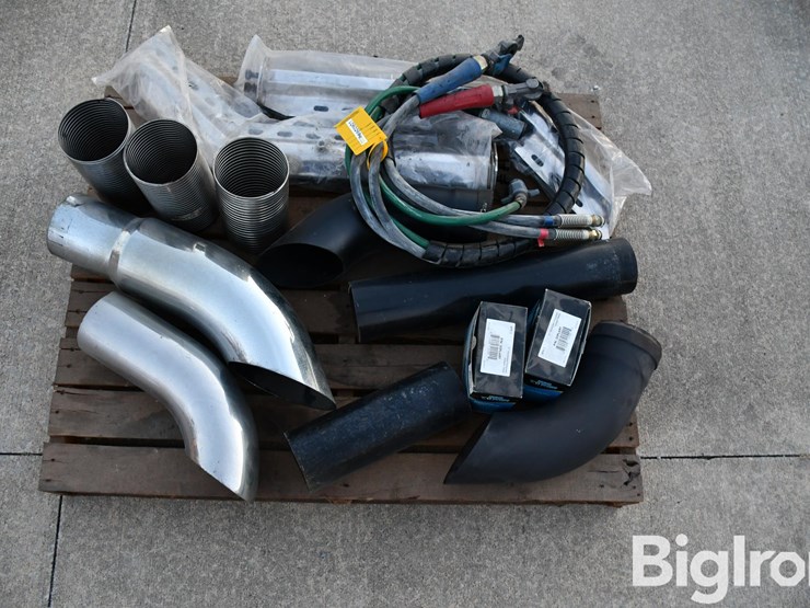 pallet-of-truck-tractor-parts-image-11