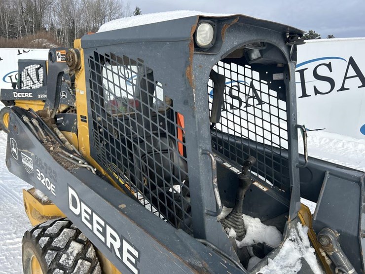 deere-320e-image-38