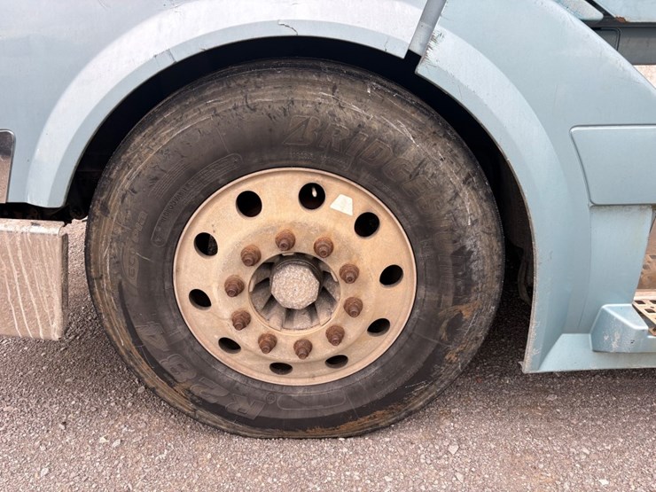 #30702-•-2011-volvo-vnl-tandem-axle-truck-tractor-image-8