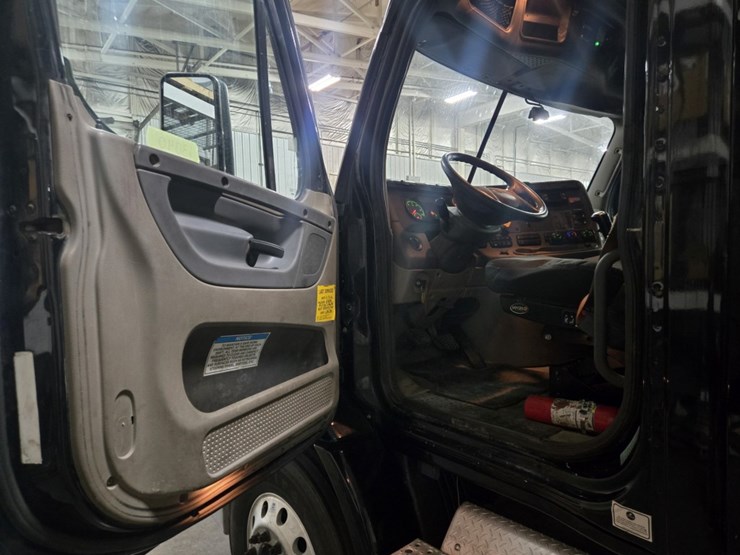 #2295-•-2016-freightliner-cascadia-day-cab-truck-tractor-image-54