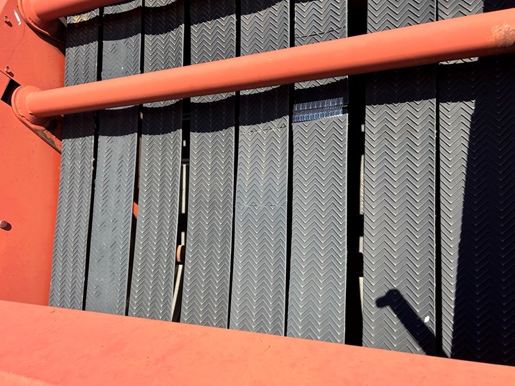 hesston-560-image-12