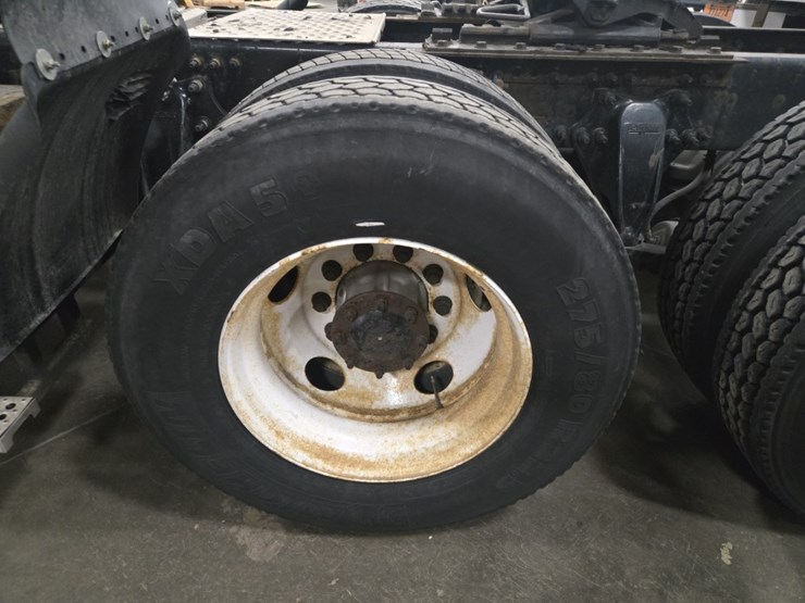 #2298-•-2015-freightliner-cascadia-day-cab-truck-tractor-image-78