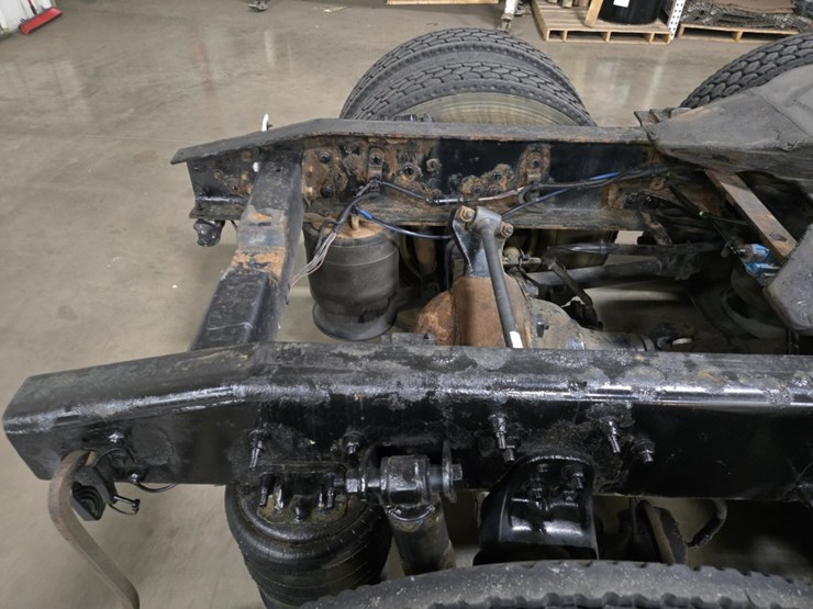 #2295-•-2016-freightliner-cascadia-day-cab-truck-tractor-image-28