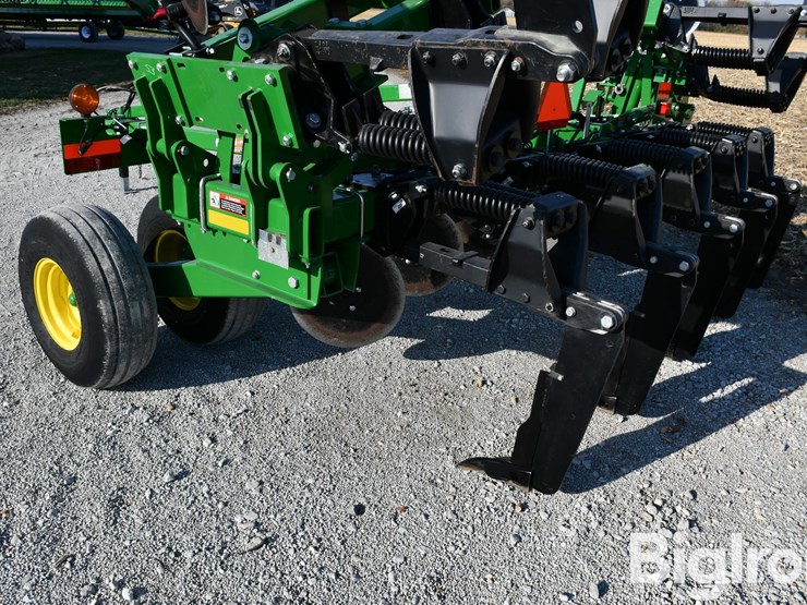 2024-john-deere-2100-image-19