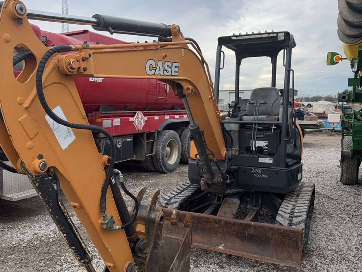 2018-case-cx37c-image-1