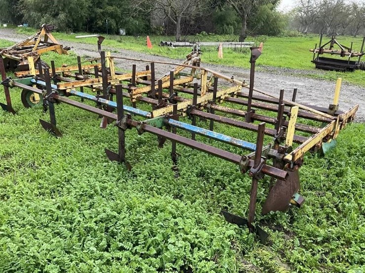 (offsite)-custom-3-pt-3-row-60"-cultivator-image-3