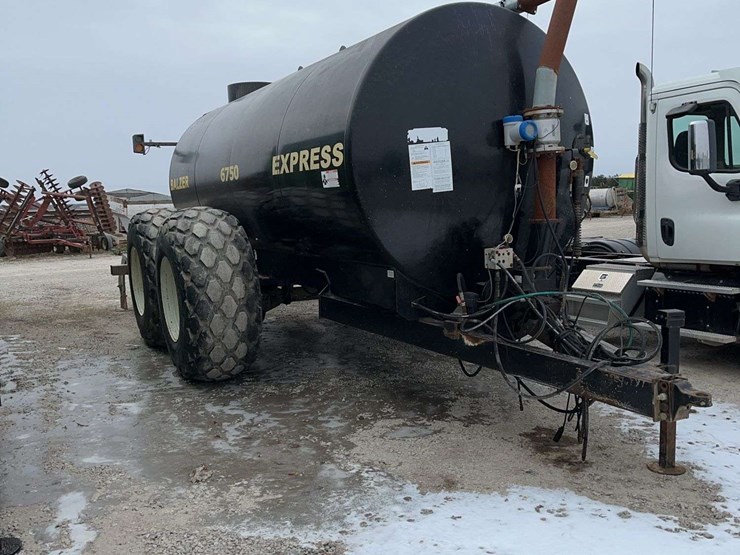 balzer-manure-tank-with-raven-computer-control,-for-knifing-in-manure,-6800-gallon-tank,-hydraulic-pump,-no-pto-image-1