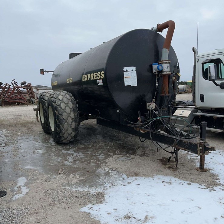 Balzer Manure Tank with raven Computer control, for knifing in manure, 6800-gallon tank, Hydraulic Pump, no pto