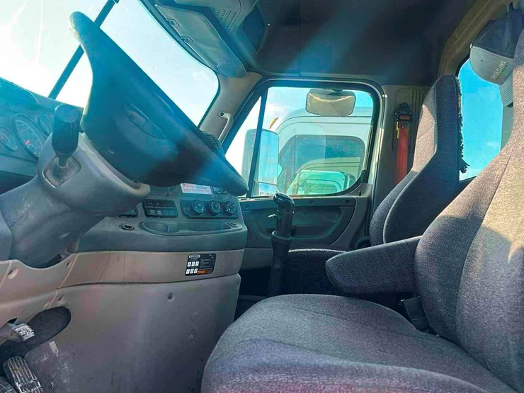 2016-freightliner-cascadia-image-7