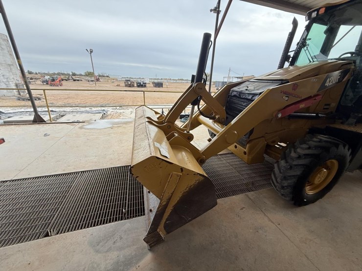 2018-caterpillar-420f2-image-12