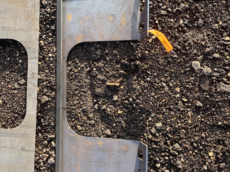 #1187-•-unused,-skidsteer-open-center-weldable-quick-attach-plate-image-4