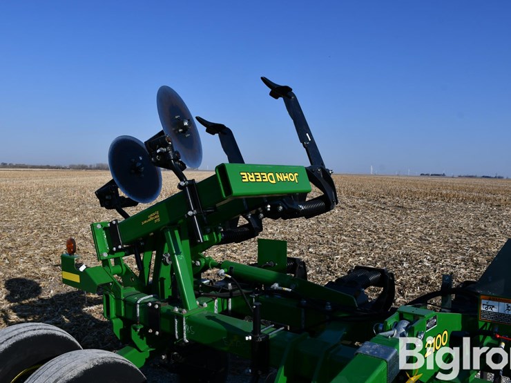 2024-john-deere-2100-image-16