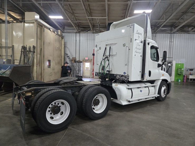#2298-•-2015-freightliner-cascadia-day-cab-truck-tractor-image-5