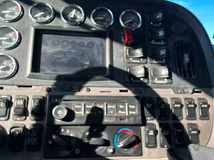 2012-peterbilt-367-image-11