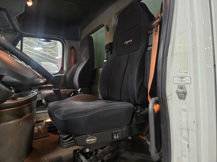 #2298-•-2015-freightliner-cascadia-day-cab-truck-tractor-image-60