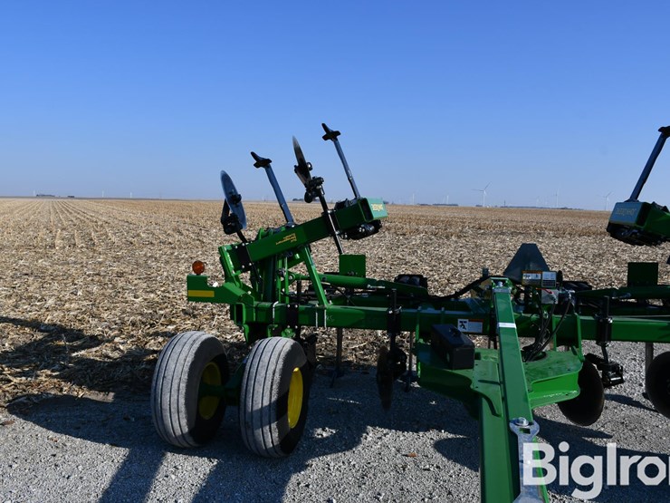 2024-john-deere-2100-image-14