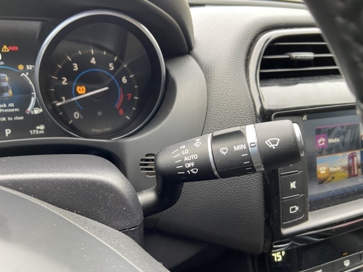 2017-jaguar-xe-25t-sedan-image-29