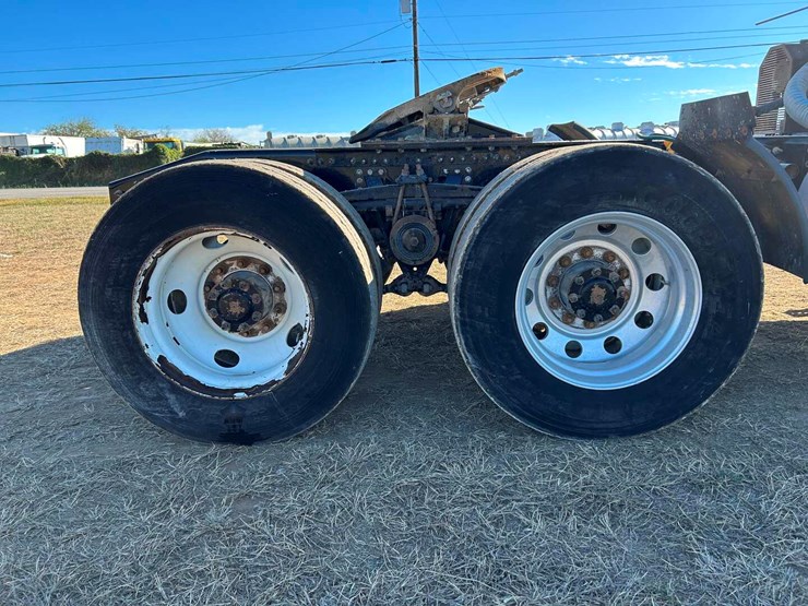 2020-mack-granite-image-12