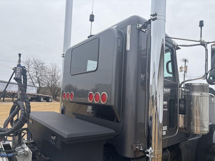 2006-peterbilt-379-image-16