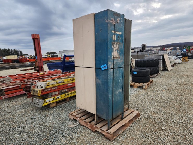 #6037-•-cabinet-and-(2)-lockers-image-4