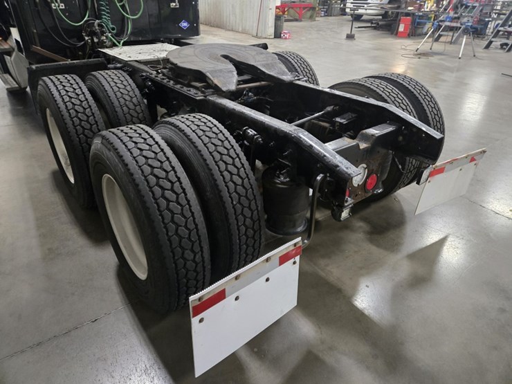 #2295-•-2016-freightliner-cascadia-day-cab-truck-tractor-image-23