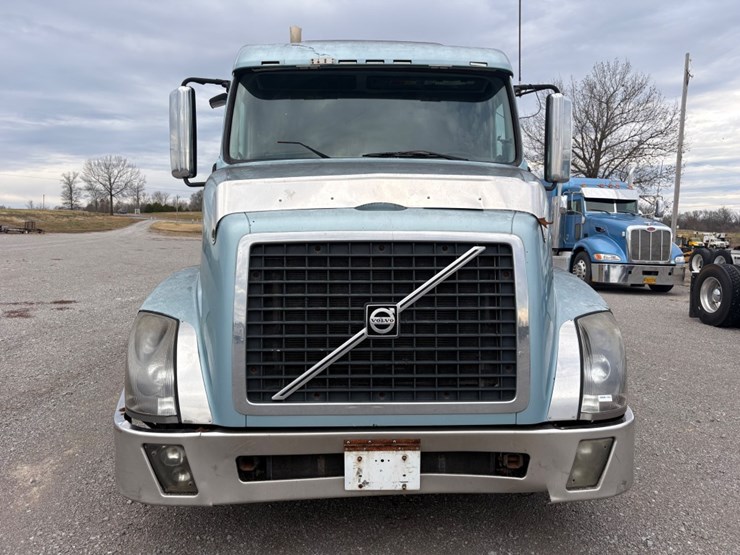 #30702-•-2011-volvo-vnl-tandem-axle-truck-tractor-image-2