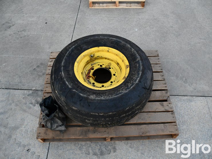 farm-implement-12.5l-15sl-tire-on-8-bolt-rim-image-6