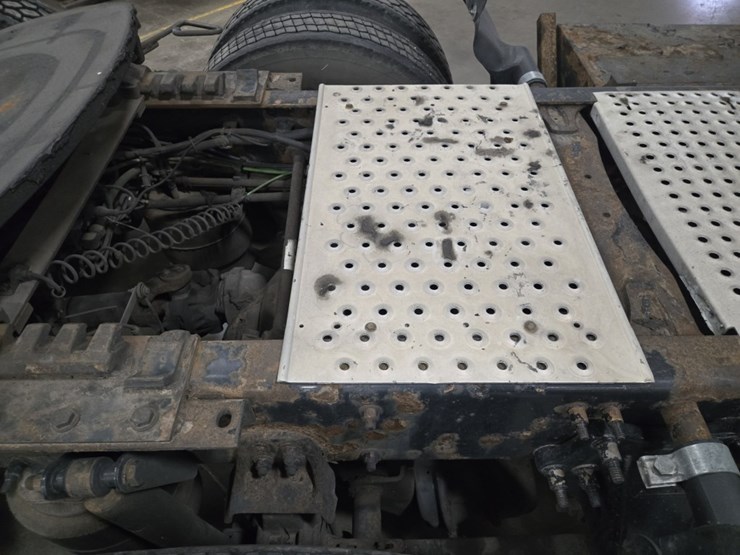 #2298-•-2015-freightliner-cascadia-day-cab-truck-tractor-image-31