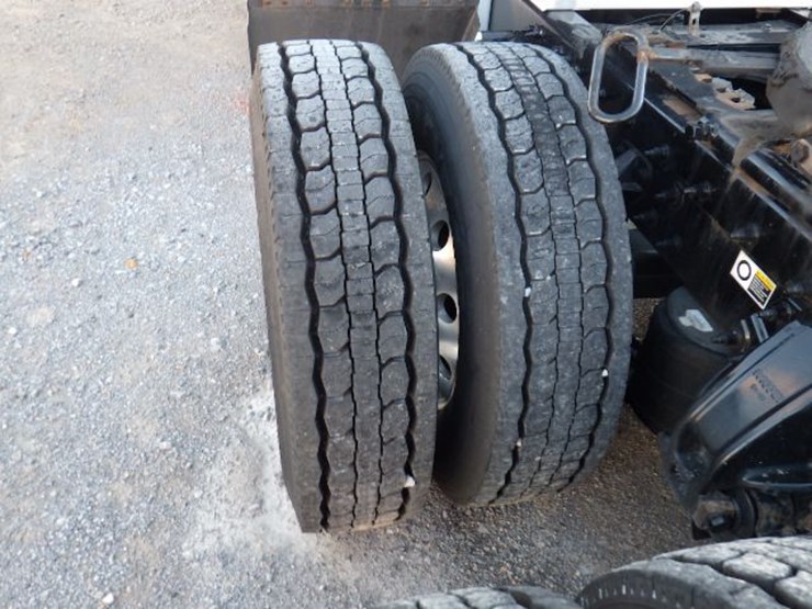 2017-peterbilt-587-image-17