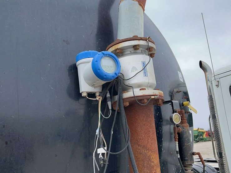 balzer-manure-tank-with-raven-computer-control,-for-knifing-in-manure,-6800-gallon-tank,-hydraulic-pump,-no-pto-image-5